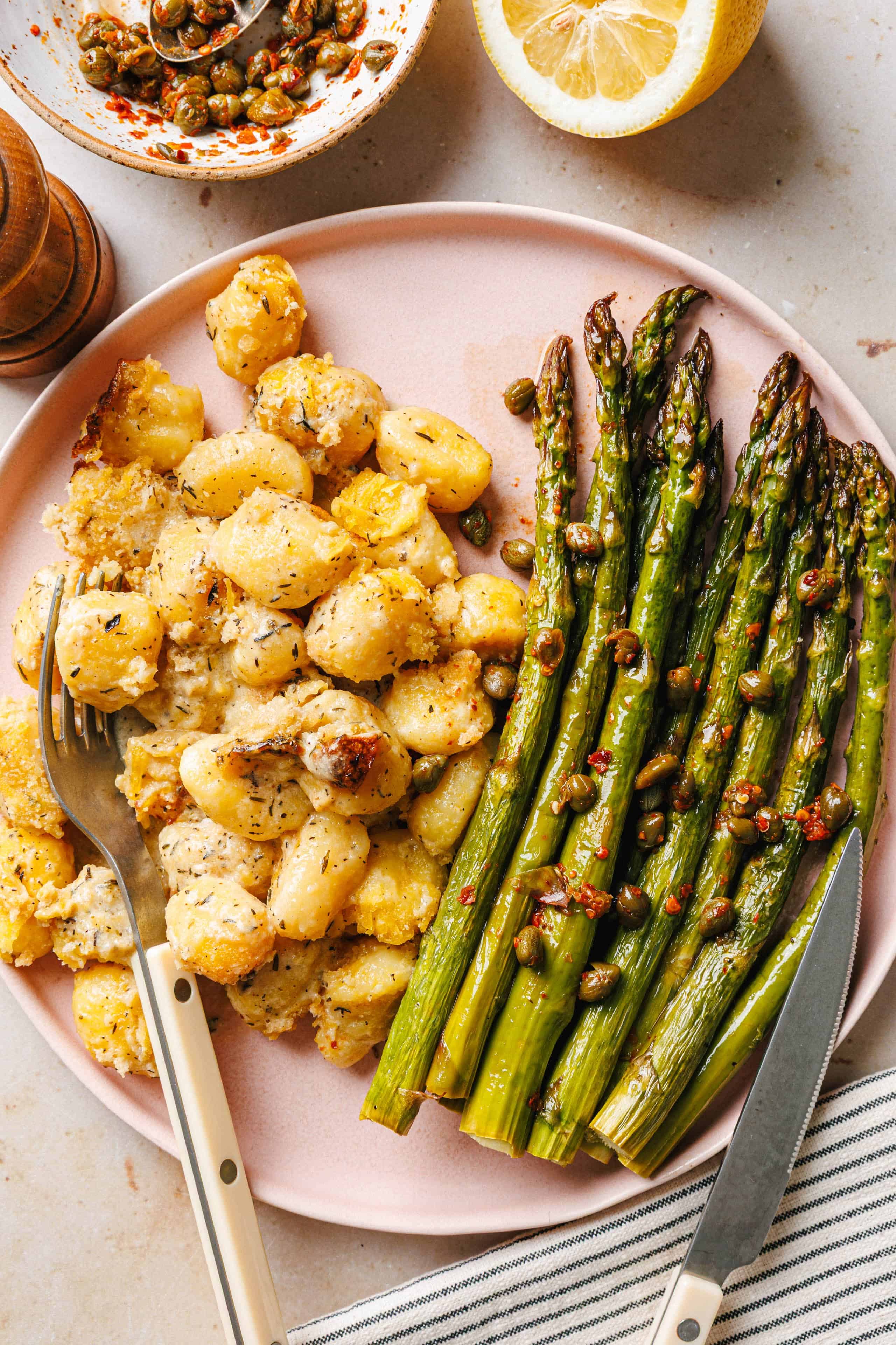 Gnocchi-Gratin mit grünem Spargel &amp; scharfem Kapern-Topping · Eat this!