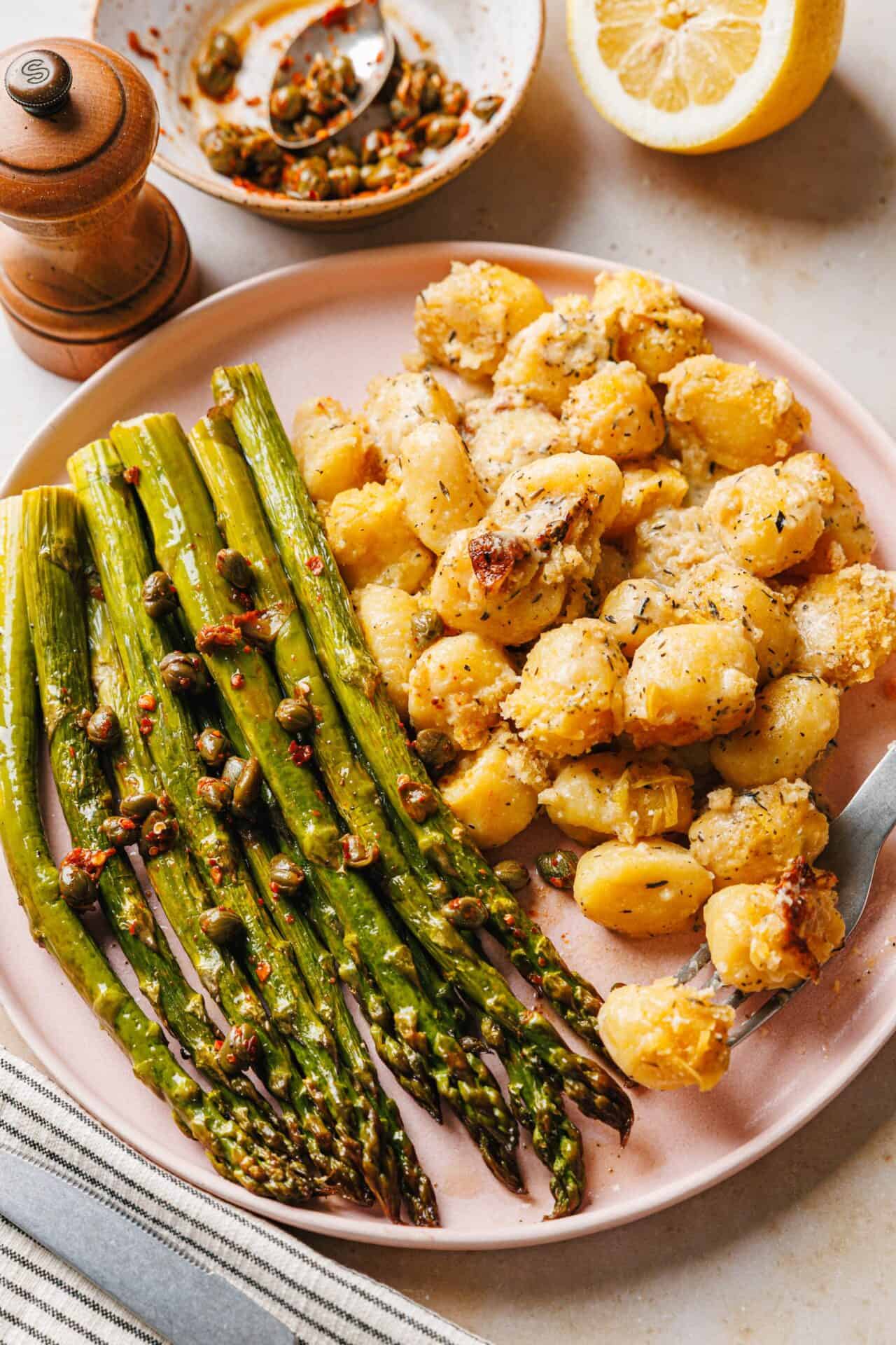 Gnocchi-Gratin mit grünem Spargel &amp; scharfem Kapern-Topping · Eat this!