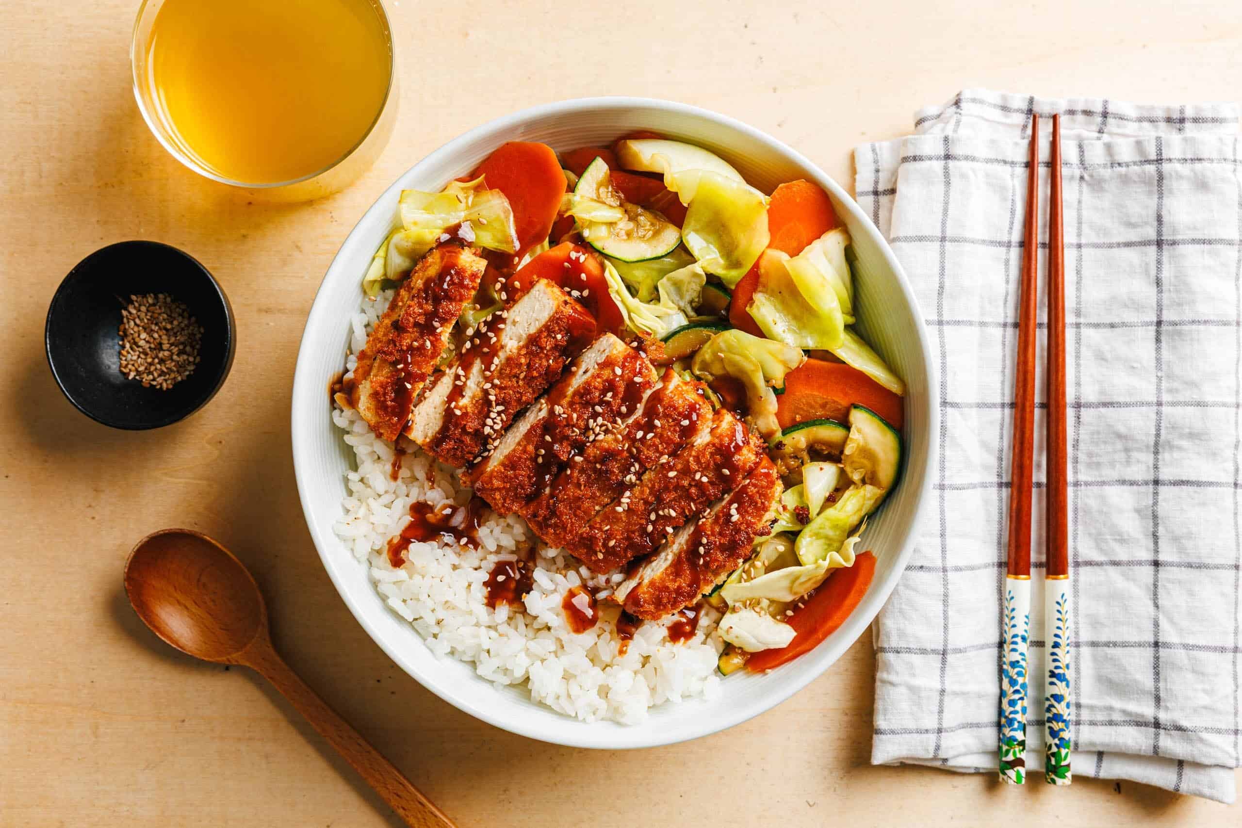 Tofu-Katsu-Bowl mit geschmortem Gemüse · Eat this! Tofu-Katsu-Bowl mit geschmortem Gemüse · Eat this!