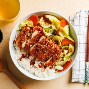 Tofu-Katsu-Bowl mit geschmortem Gemüse