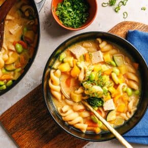 „Misostrone“ – wenn Minestrone und Misosuppe ein Kind hätten