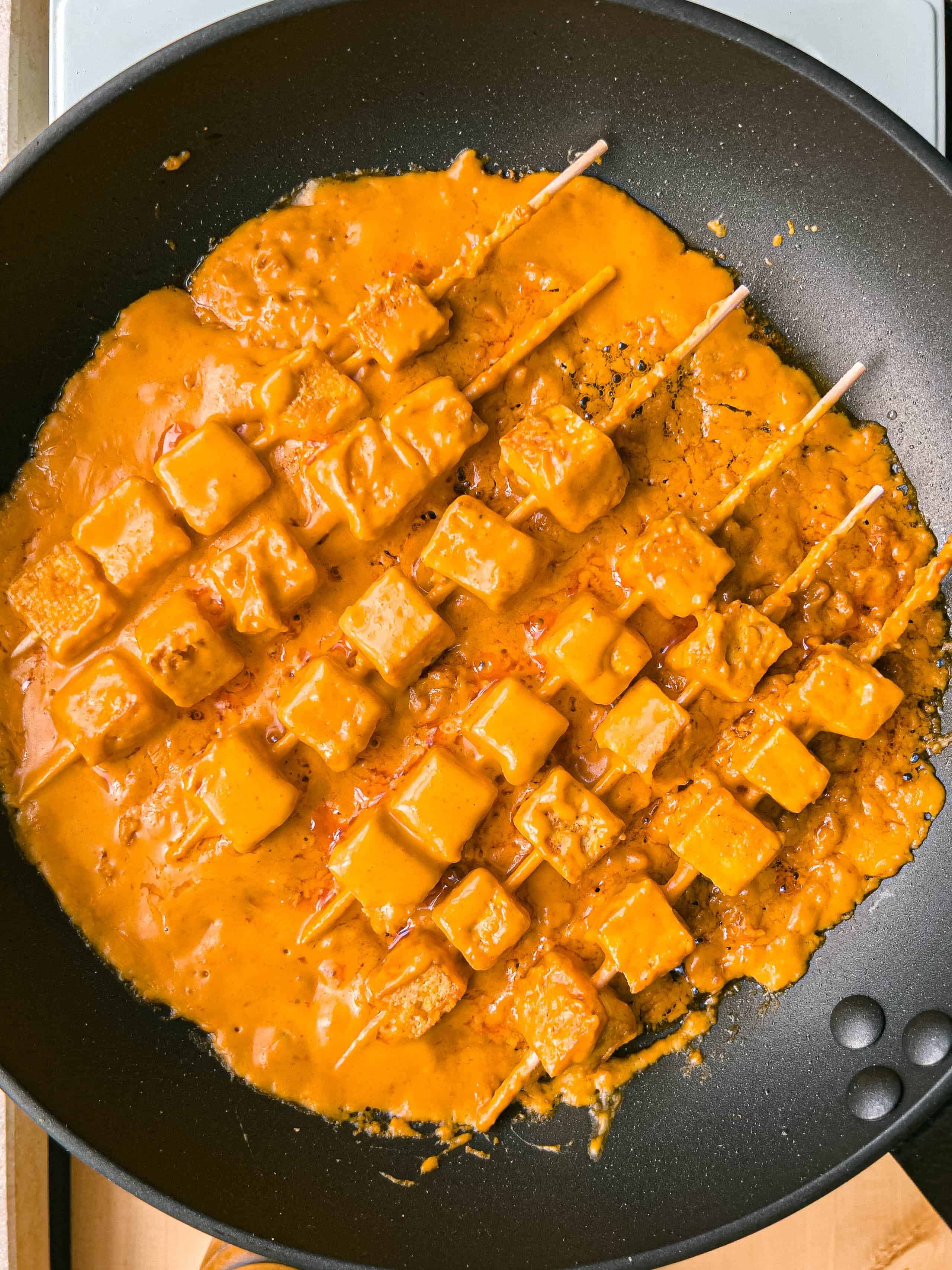 Die einfachsten Tofu-Saté-Spieße mit cremiger Erdnuss-Sauce · Eat this!