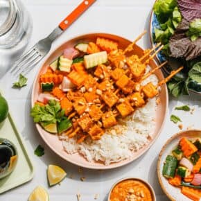 Die einfachsten Tofu-Saté-Spieße mit cremiger Erdnuss-Sauce