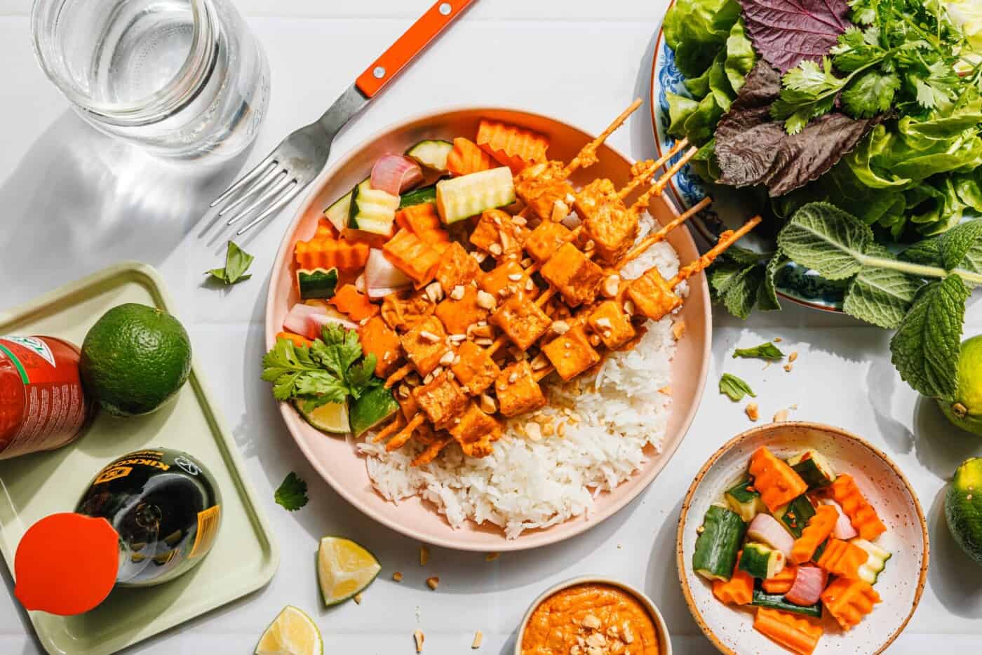 Die einfachsten Tofu-Saté-Spieße mit cremiger Erdnuss-Sauce · Eat this!