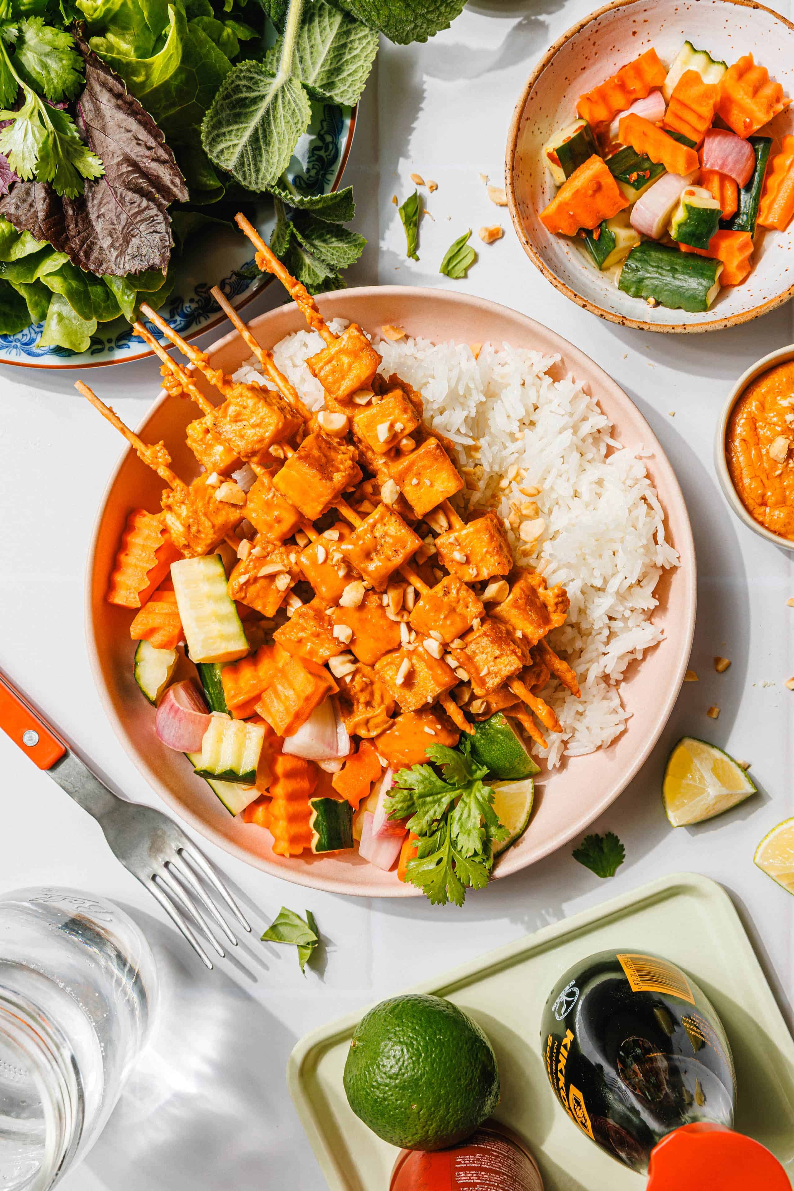 Die einfachsten Tofu-Saté-Spieße mit cremiger Erdnuss-Sauce · Eat this!