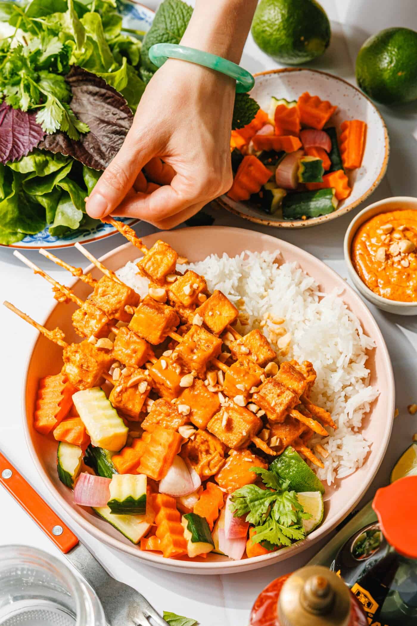 Die einfachsten Tofu-Saté-Spieße mit cremiger Erdnuss-Sauce · Eat this!