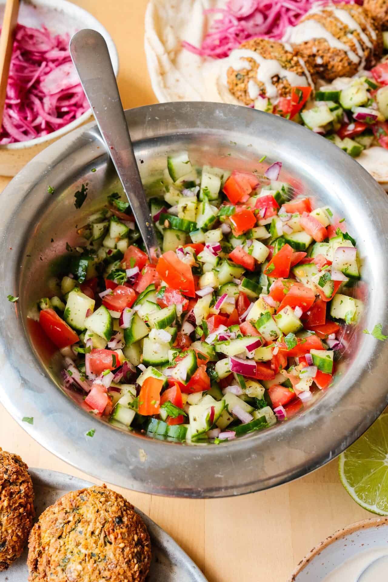 Shirazi-Salat – persischer Sommersalat mit Tomaten, Gurken &amp; Minze ...