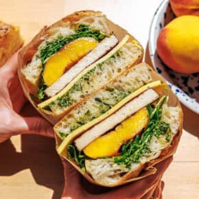 Focaccia-Sandwich mit gegrillten Pfirsichen & Räuchertofu