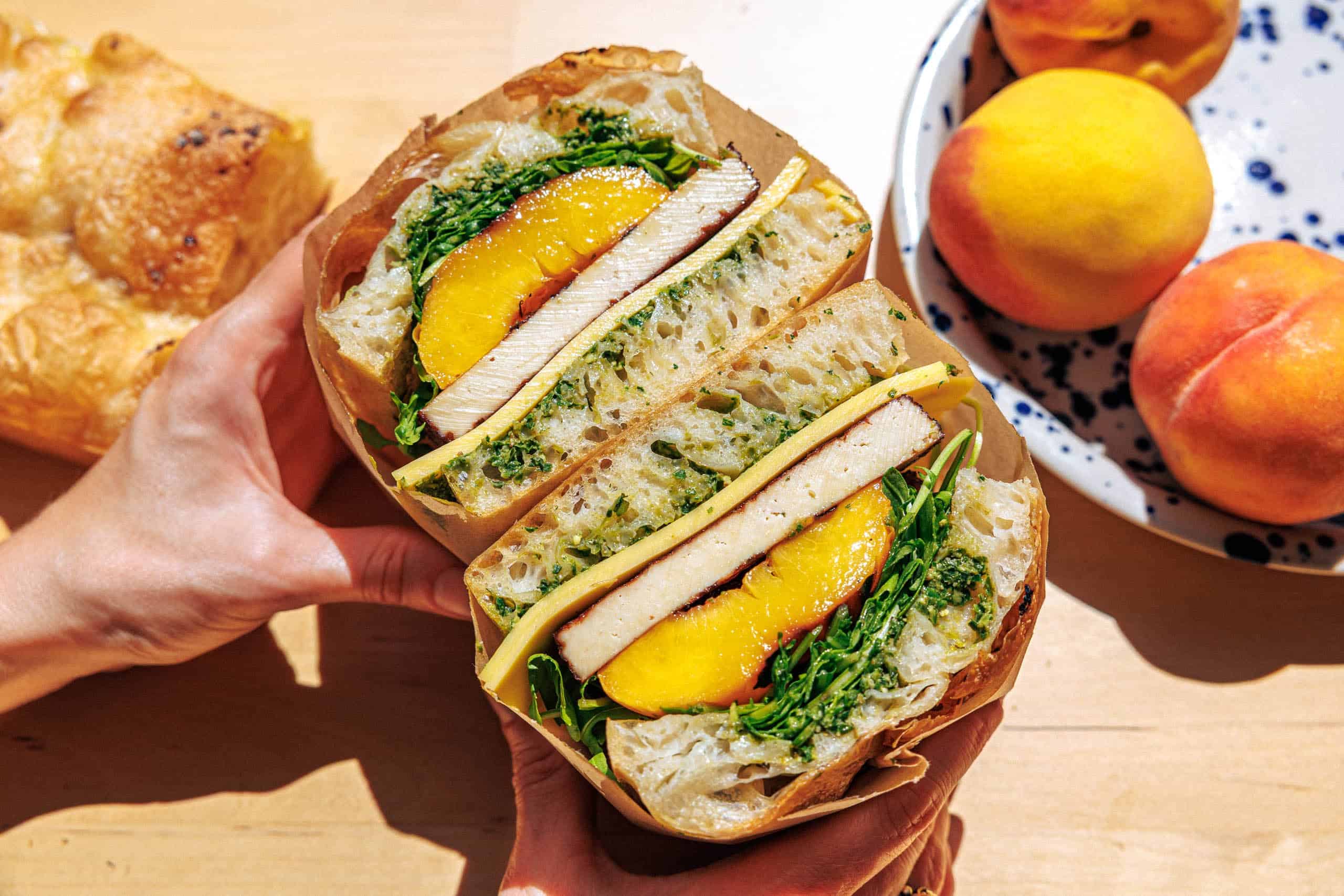 Focaccia-Sandwich mit gegrillten Pfirsichen & Räuchertofu