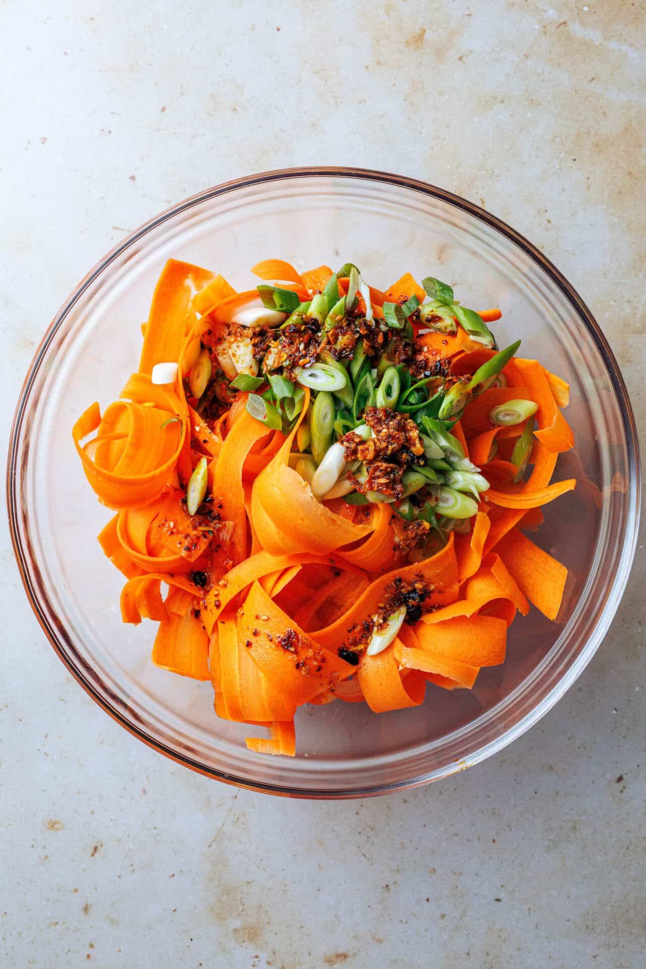 Karottensalat mit Chiliöl-Ingwer-Dressing · Eat this!