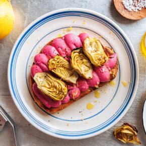 Pinker Tofu-Ricotta & gegrillte Artischocken auf Toast