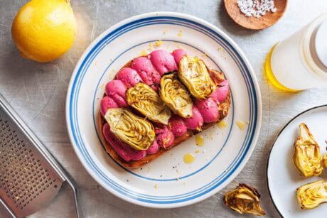 Pinker Tofu-Ricotta & gegrillte Artischocken auf Toast