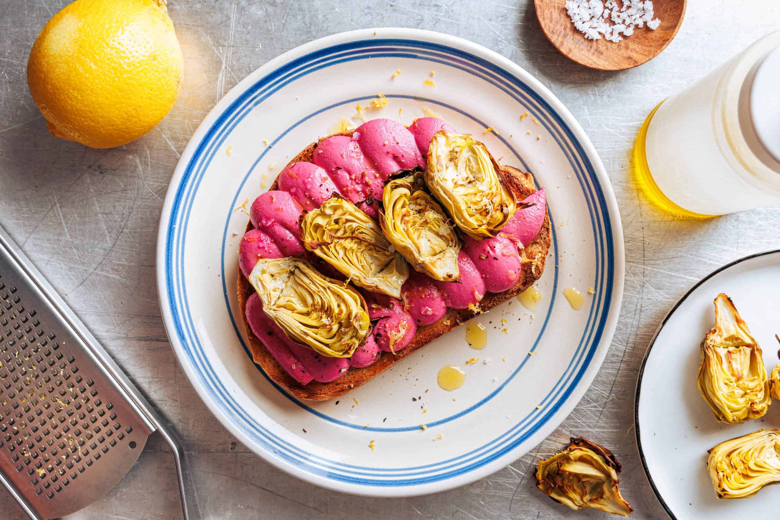 Pinker Tofu-Ricotta & gegrillte Artischocken auf Toast