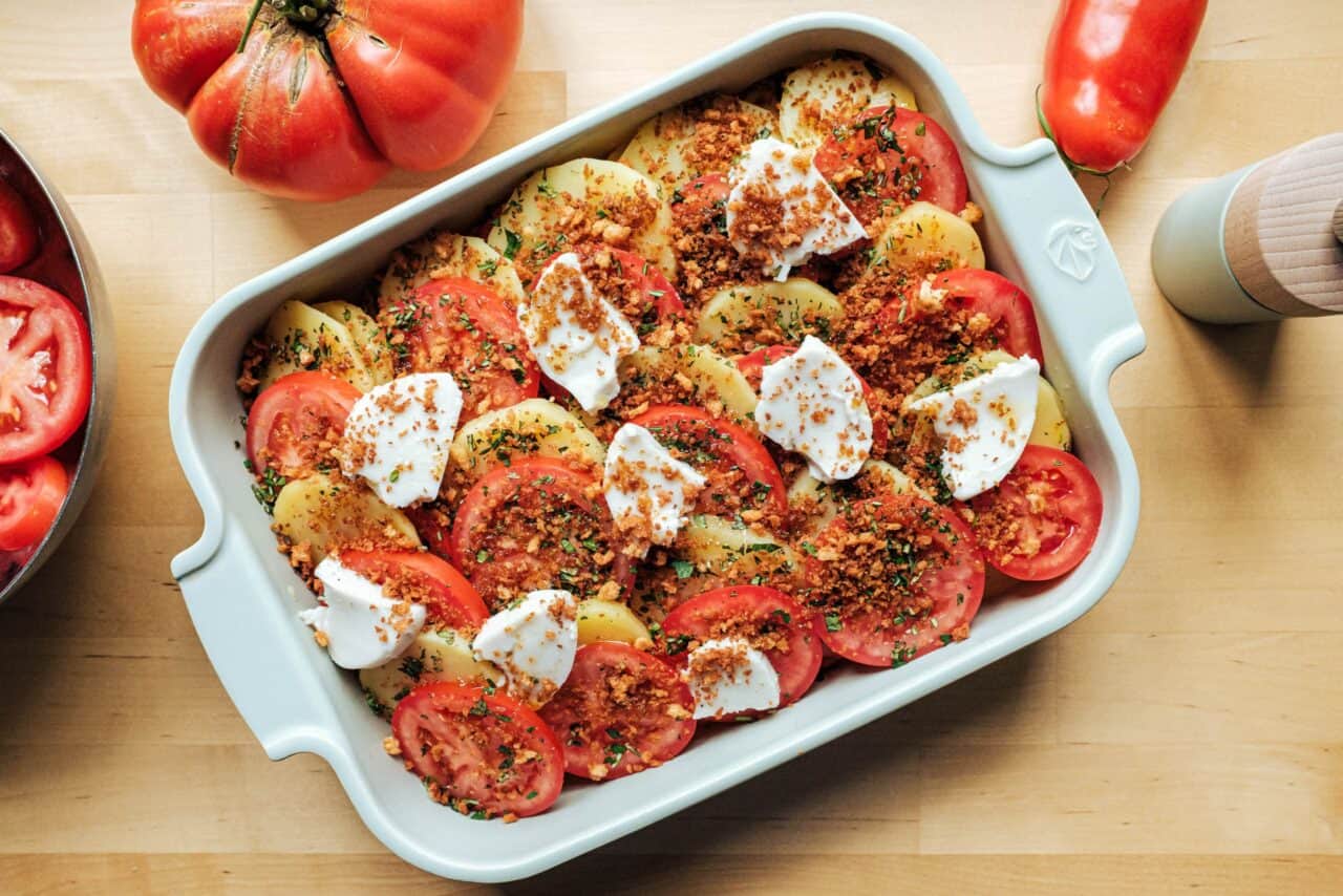 Französisches veganes Kartoffelgratin mit Tomaten