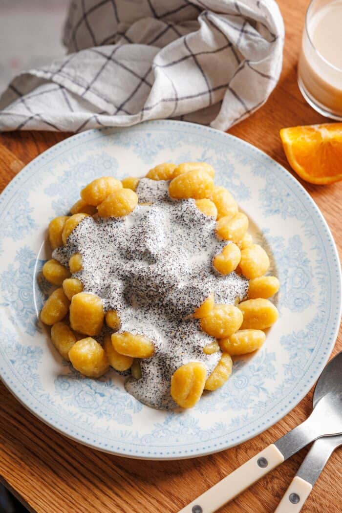 Vegane Gnocchi mit cremiger Mohnsauce