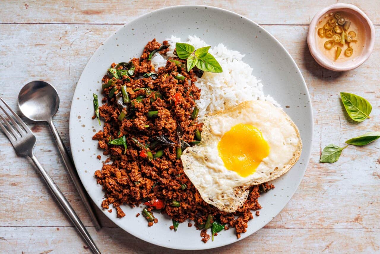 Veganes Pad Kra Pao mit Tofu-Hack