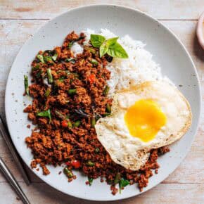 Veganes Pad Kra Pao mit Tofu-Hack