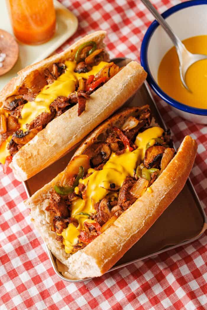 Veganes Philly Cheesesteak mit Sojaschnetzeln und Pilzen