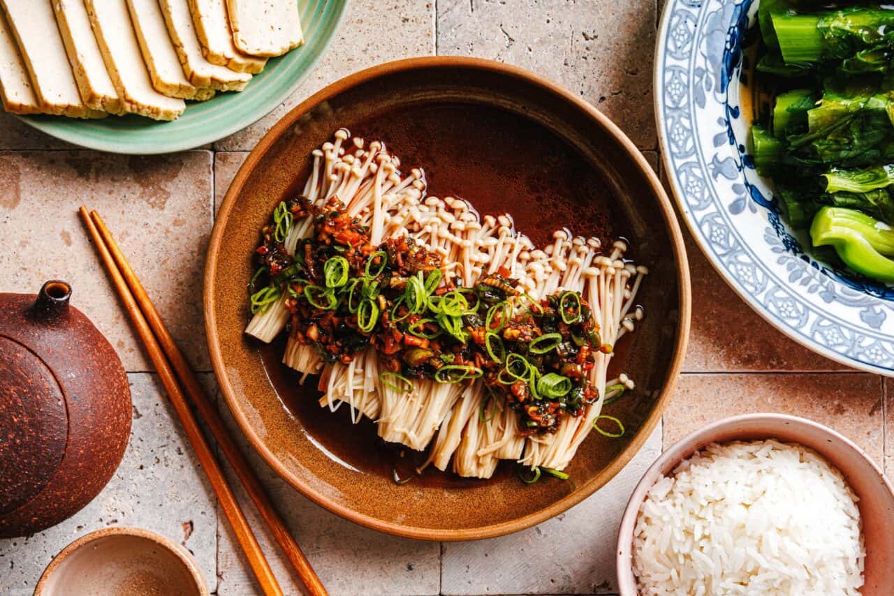 Enoki-Pilze mit schneller Knoblauchsauce
