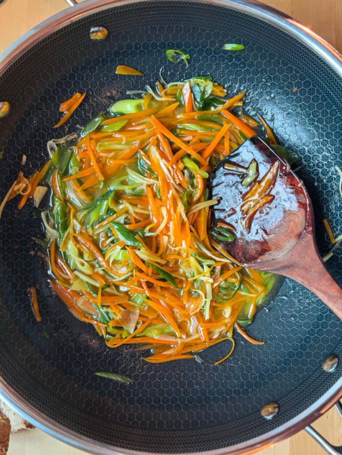 Karotten-Ingwer-Sauce im Wok