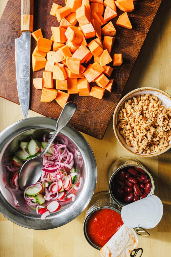 Zutaten für veganes Süßkartoffel-Chili