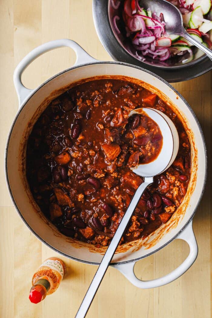 Veganes Süßkartoffel-Chili mit Kidneybohnen & Pickle-Topping