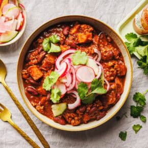 Veganes Süßkartoffel-Chili mit Kidneybohnen & Pickle-Topping