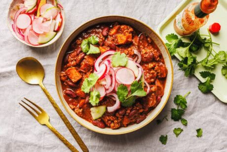 Veganes Süßkartoffel-Chili mit Kidneybohnen & Pickle-Topping