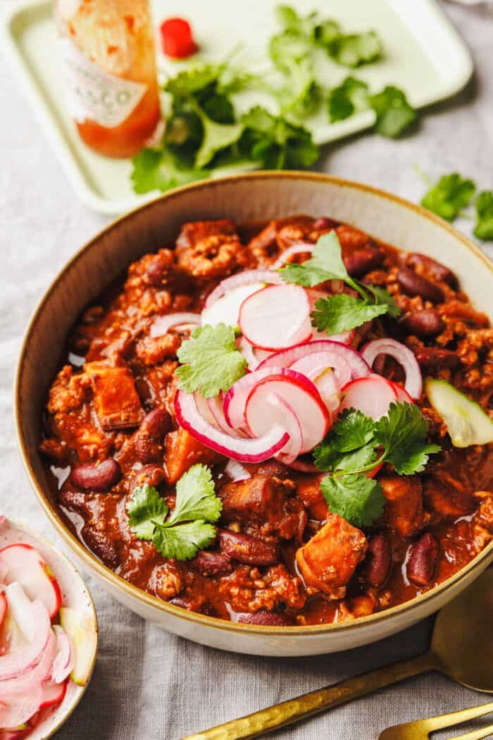eganes Süßkartoffel-Chili mit Kidneybohnen & Pickle-Topping