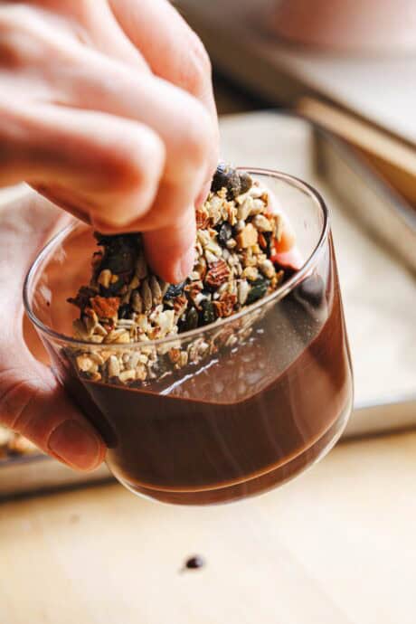 Kekse in Schokolade dippen