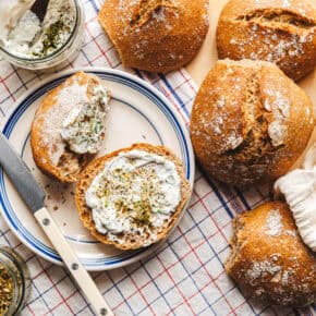 Bürli ohne Kneten – knusprige Brötchen aus der Schweiz