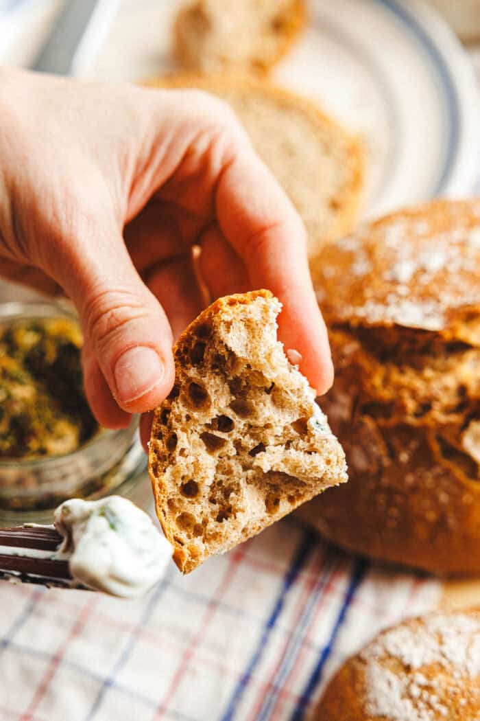 Aufgeschnittenes Schweizer Bürli