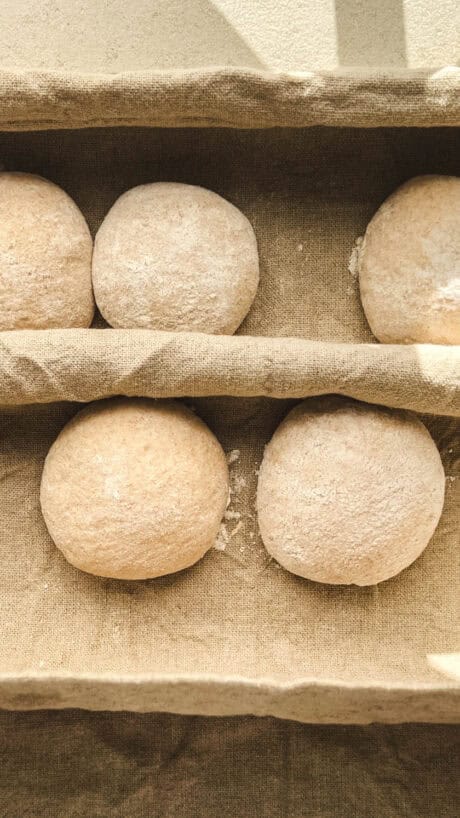 Teiglinge in Bäckerleinen gehen lassen