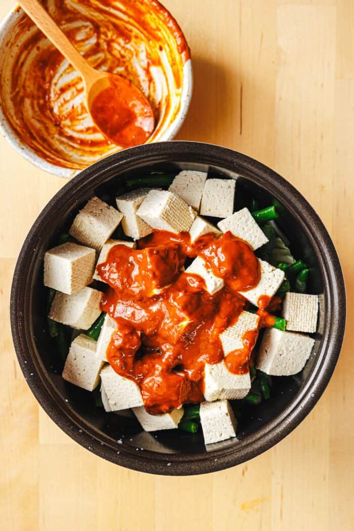 Erdnuss-Sambal-Reis vor dem Kochen