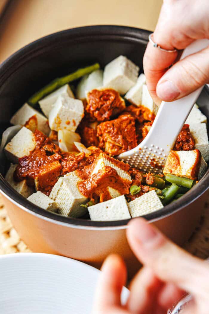 Erdnuss-Sambal-Reis mit Tofu aus dem Reiskocher