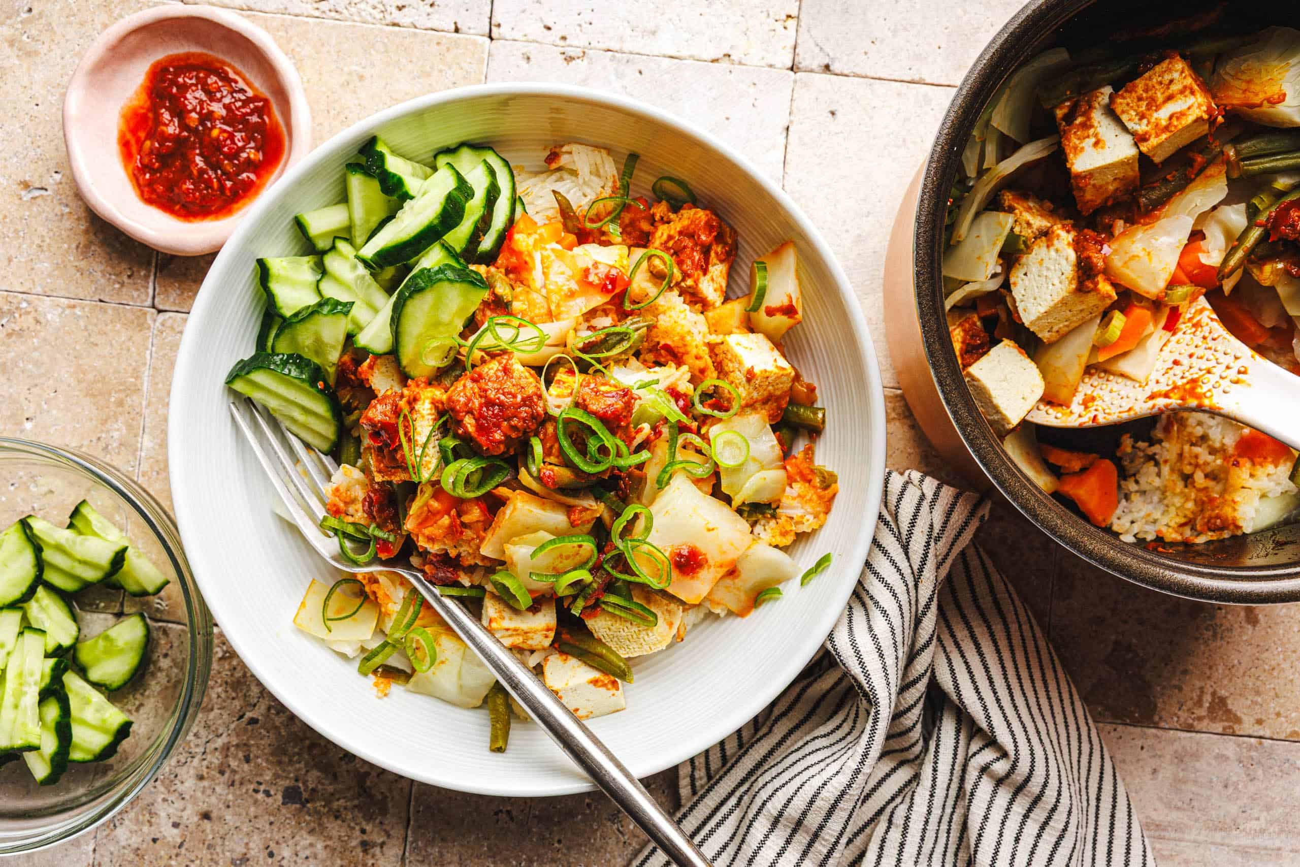 Erdnuss-Sambal-Reis mit Tofu aus dem Reiskocher