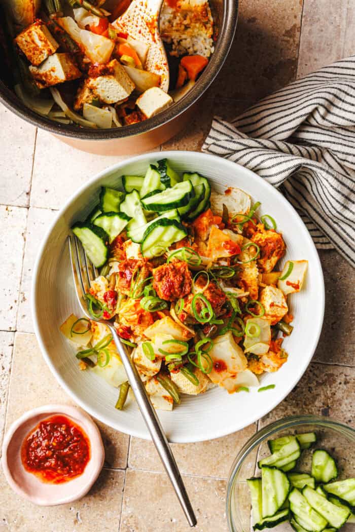 Erdnuss-Sambal-Reis mit Tofu aus dem Reiskocher