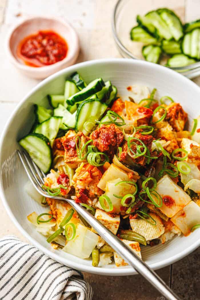 Veganes One-Pot-Wonder mir Reis und Tofu aus dem Reiskocher