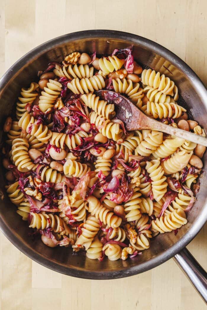 Vegane Radicchio-Pasta mit Bohnen und Walnüssen