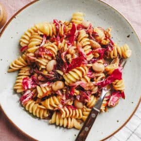 Radicchio-Pasta mit Bohnen & Walnüssen
