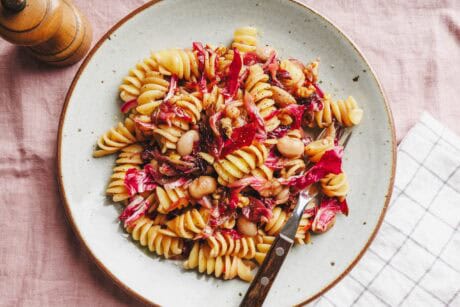 Radicchio-Pasta mit Bohnen & Walnüssen