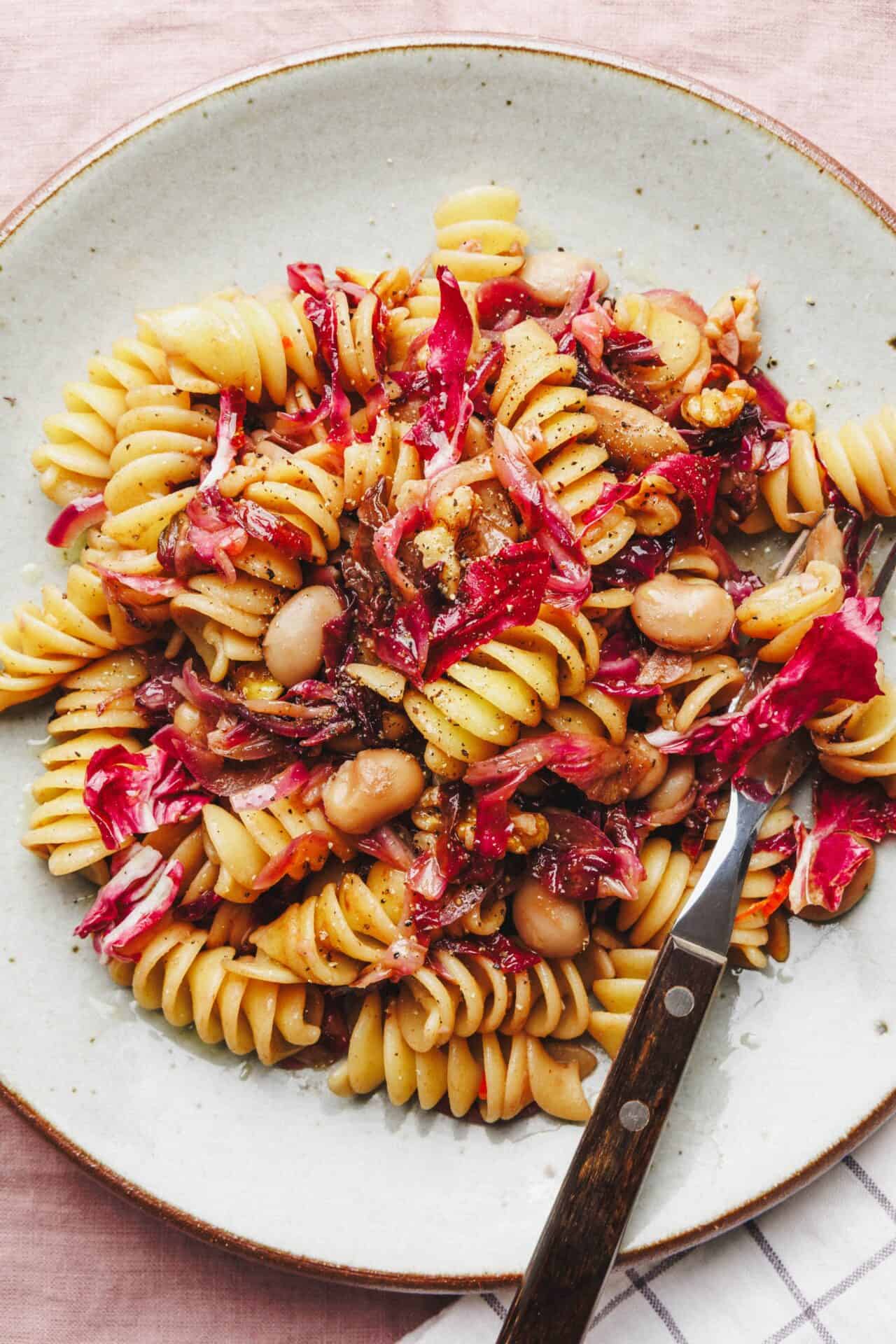 Vegane Radicchio-Pasta mit Bohnen & Walnüssen