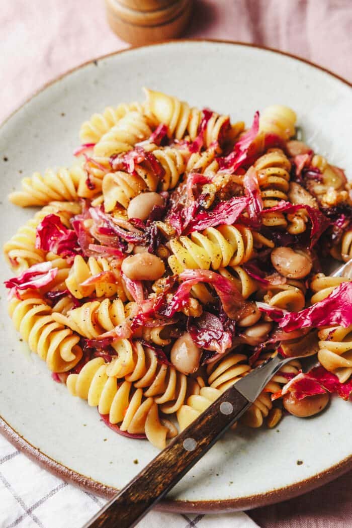Vegane Radicchio-Pasta mit Bohnen und Walnüssen