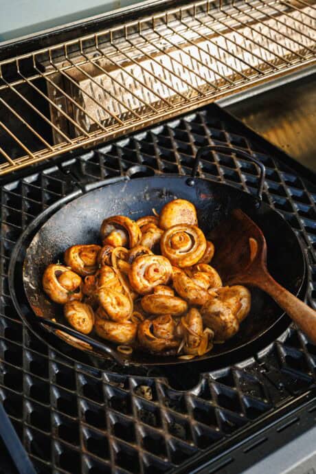 Geschmorte Champignons vom Grill