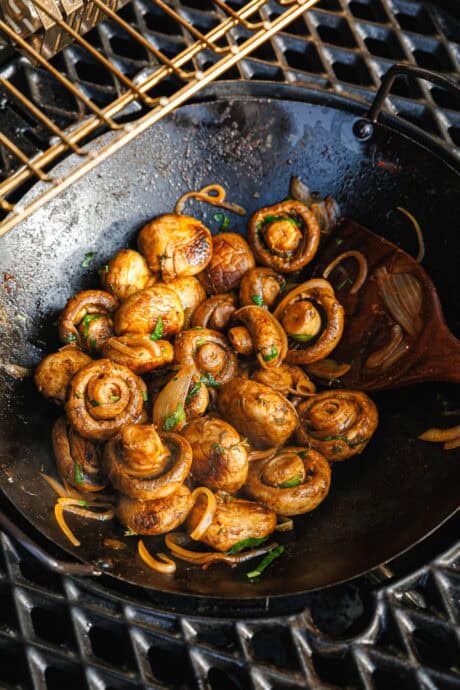 Geschmorte Champignons mit Knoblauchsauce