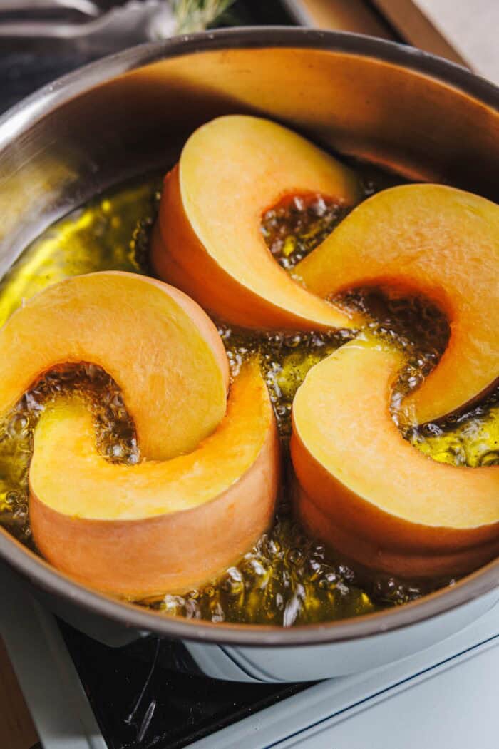 Kürbis in Pfanne rösten