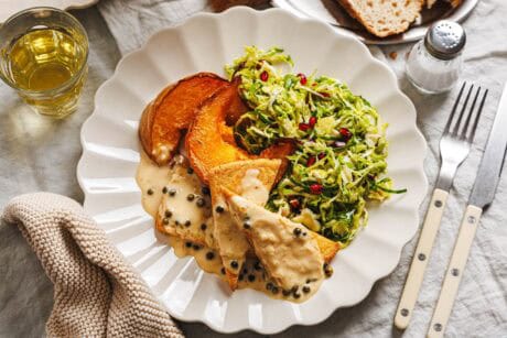 Gebackener Kürbis & Tofu-Filets mit grünem Pfefferrahm