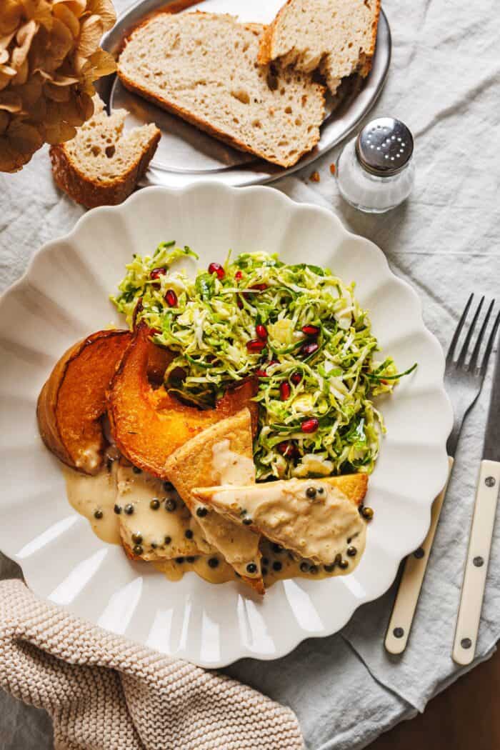 Gebackener Kürbis & Tofu-Filets mit grünem Pfefferrahm