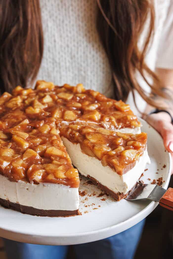 Veganer No-Bake-Cheesecake mit Bratapfel