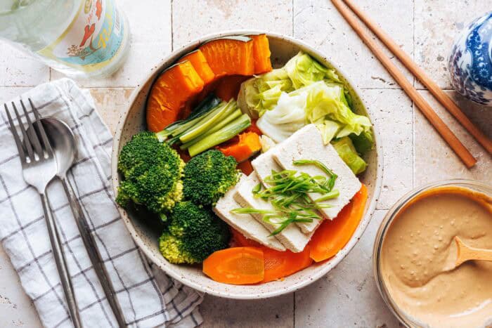 Japanisches gedämpftes Gemüse mit Miso-Sesam-Sauce – Mushi Nabe